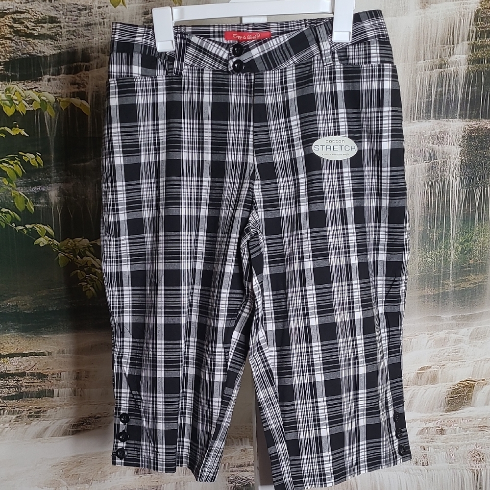 New with tag! Zoey & Beth Women Large Lightweight Black White Plaid Capri Pants